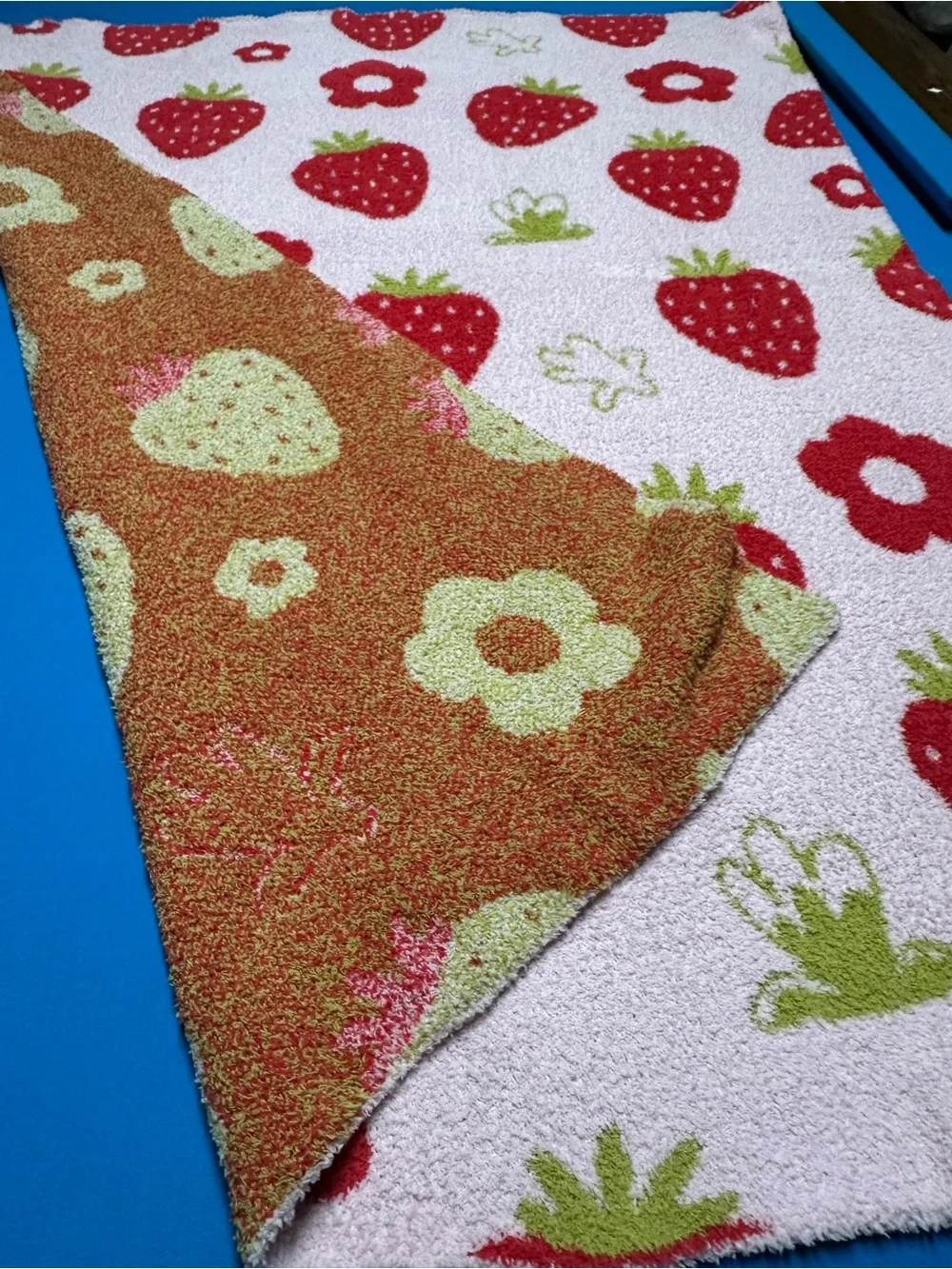 NWT Plush Strawberry Print Throw Blanket - Pink